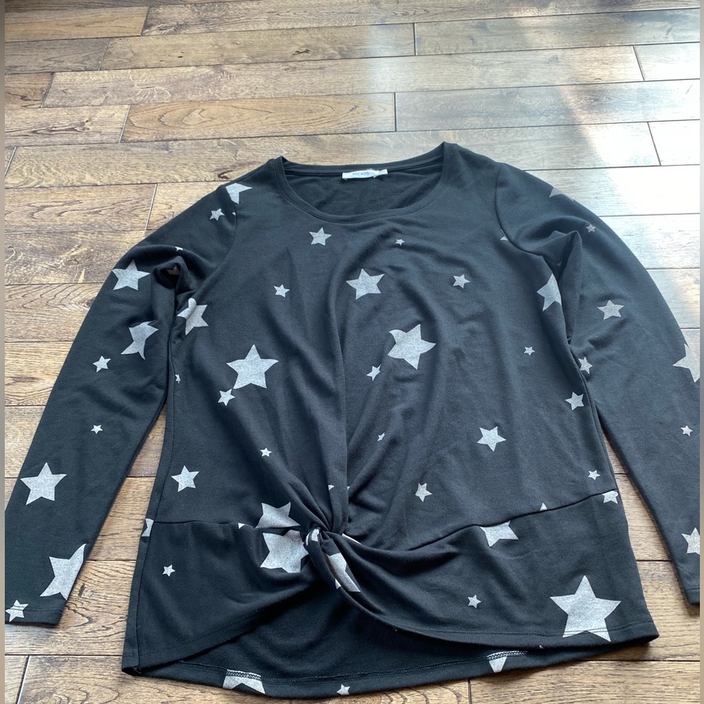 - Black and gray long sleeve star T-shirt (L)